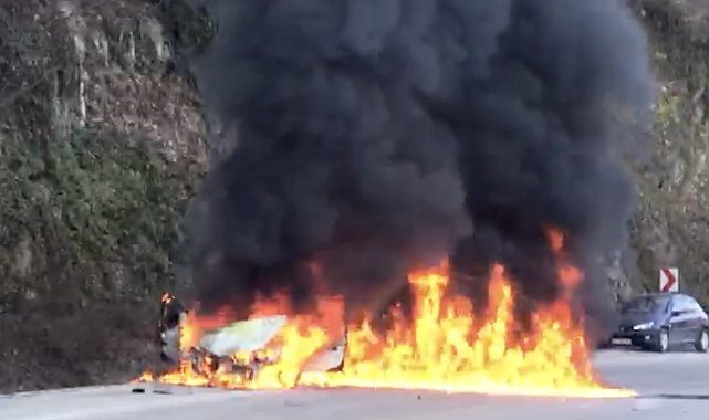 Seyir halindeki otomobil alev alev yandı