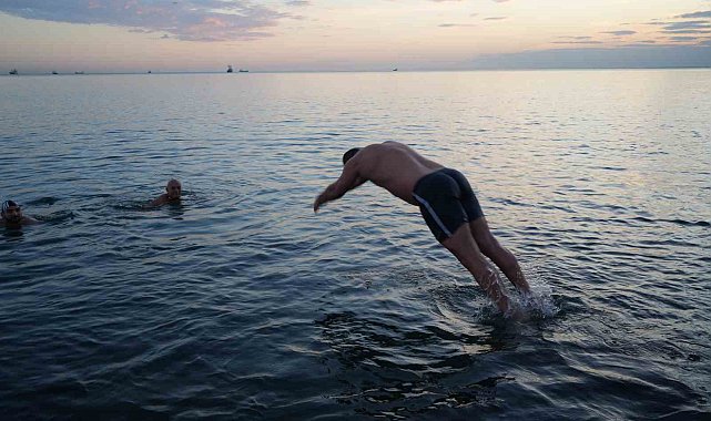 Sıcaklıkta Akdeniz'i sollayan Samsun'da Şubat ayında deniz keyfi