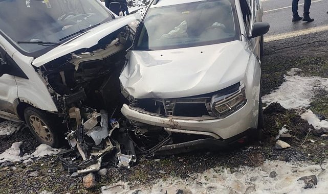 Şırnak'ta iki aracın karıştığı kazada 8 kişi yaralandı