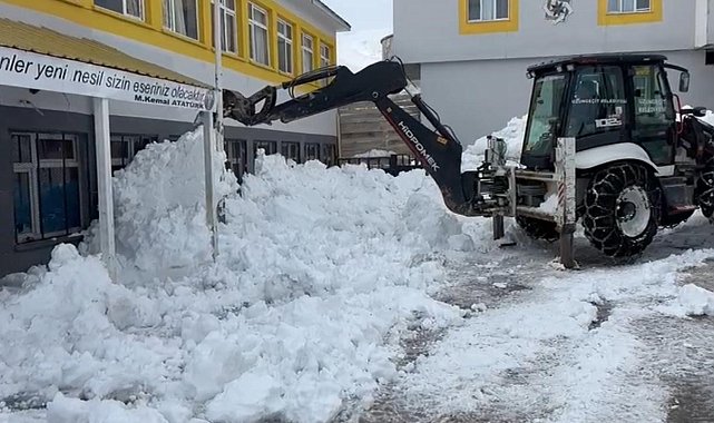 Şırnak'ta okul bahçeleri kardan temizleniyor