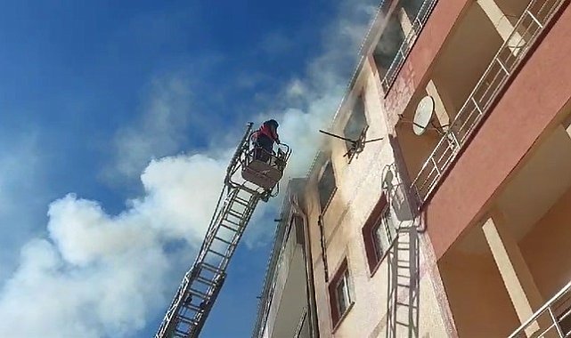 Sivas'ta ev yangını, dumandan etkilenen 3 kişi kurtarıldı