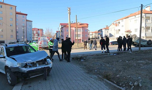 Sivas'ta hafif ticari araç ile otomobil çarpıştı: 2 yaralı
