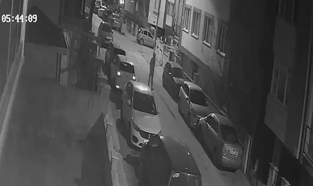 Sokak üzerindeki araçları tek tek çizdi