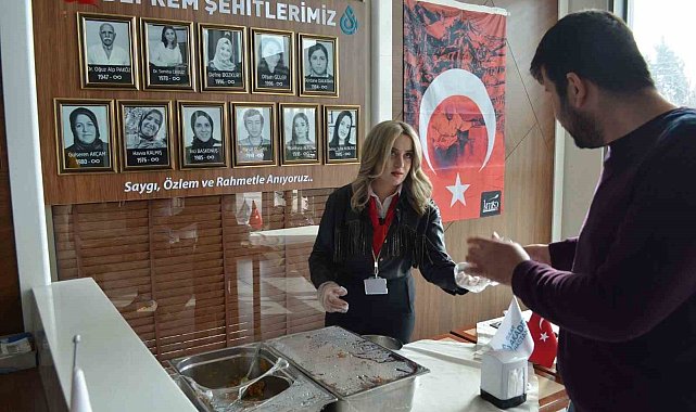 Sular Akademi Hastanesi depremde hayatını kaybedenlerin anısına helva ikramı yaptı