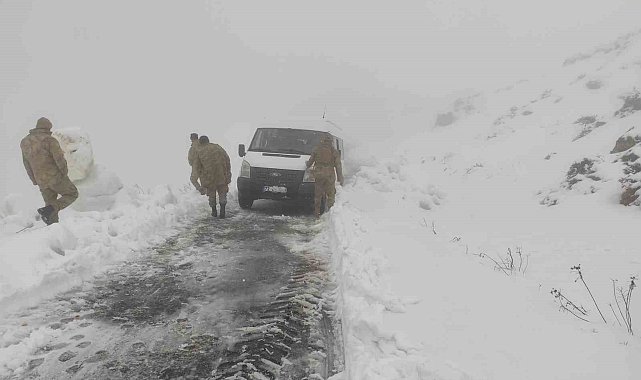Sultan Dağı'nda kara saplanan minibüs ekiplerin yardımıyla kurtarıldı