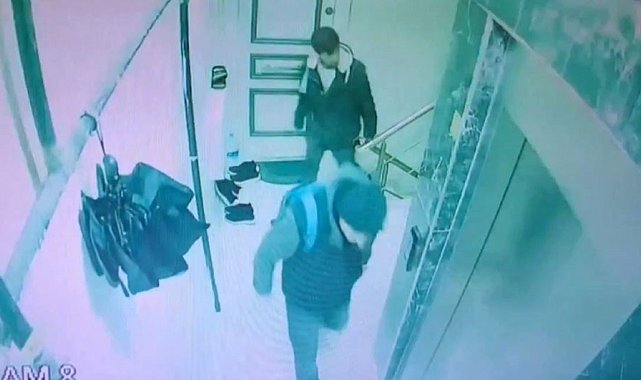 Sultangazi'de 2 ayakkabı hırsızı kamerada: Çaldıkları ayakkabıları sırt çantasına koyup kaçtılar