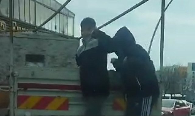 Sultangazi'de çocukların tehlikeli oyunu kamerada