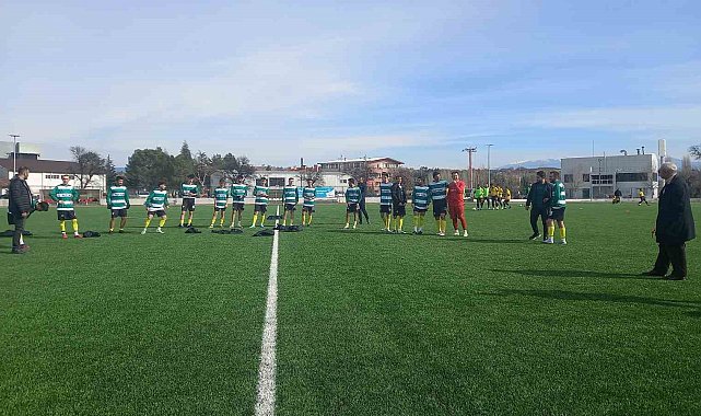 Süper Amatör Play Off maçlarına katılmaya hak kazanan Altınkent Spor kupasını aldı