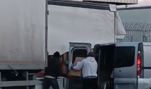 Sürücüsünün içinde uyuduğu aracı soydular