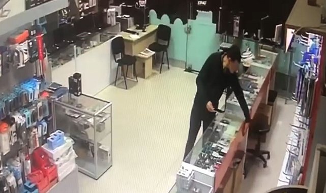 Tablet bakmak için girdiği dükkandan kaşla göz arasında 30 bin TL değerinde 2 telefonu alarak kaçtı