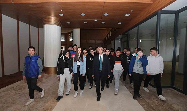 Tahmazoğlu gençlerle birlikte Millet Kütüphanesini gezdi