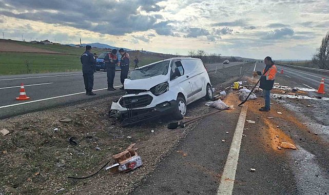 Takla atan kamyonet hurdaya döndü: Sürücü ölümden döndü