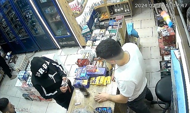 Taksim'de işyerine "silahımı denedim" saldırısı kamerada