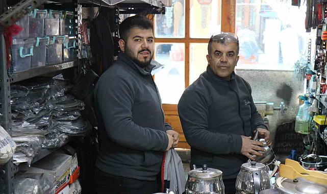 Tarihi çarşıda baba ve oğlu teknolojiye direniyor