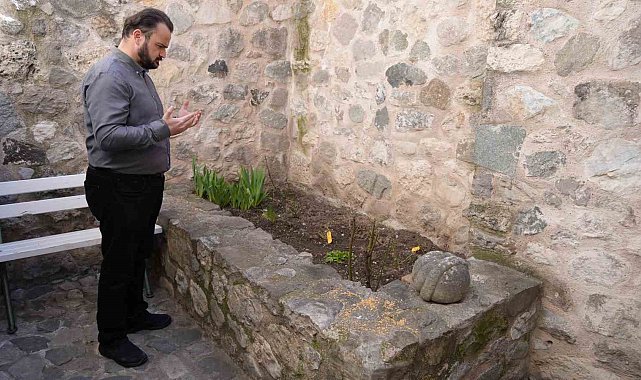 Tarihi handa dükkanlar arasında kalan türbe