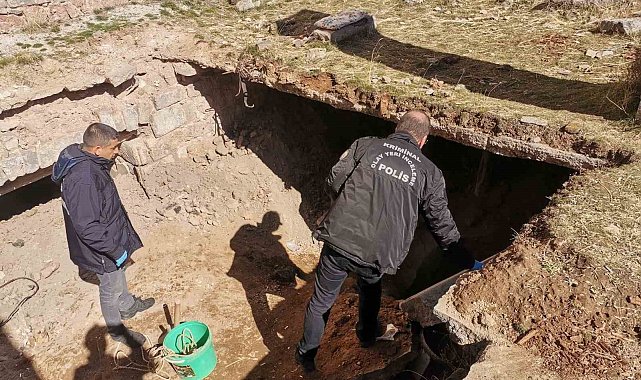 Tarihi kilisede define arayan 3 kişi suçüstü yakalandı