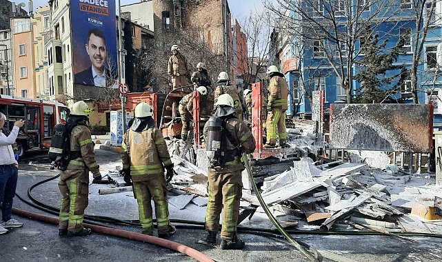 Tarlabaşı Bulvarı'nı dumanlar sardı: Kamyonetin kasasındaki malzemeler alev alev yandı