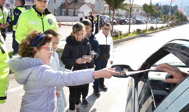 Taşovalı öğrencilerden yaya önceliği etkinliği