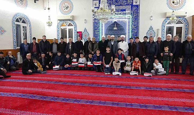 Tatilde camiye gittiler, hediyelerini aldılar