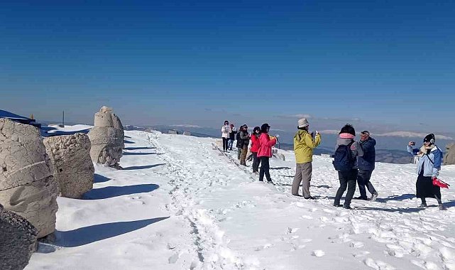 Taylandlı turistler Nemrut'un zirvesinde
