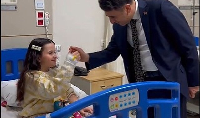 Tedavi gören minik kız çocuğuna sürpriz yaptı