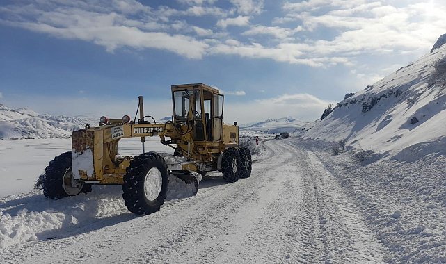 Tercan'da kardan kapalı köy yolları açılıyor