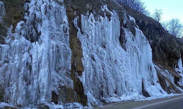 Termometreler eksi 20'yi gördü, Tunceli'de ''Ağlayan Kayalar'' dondu