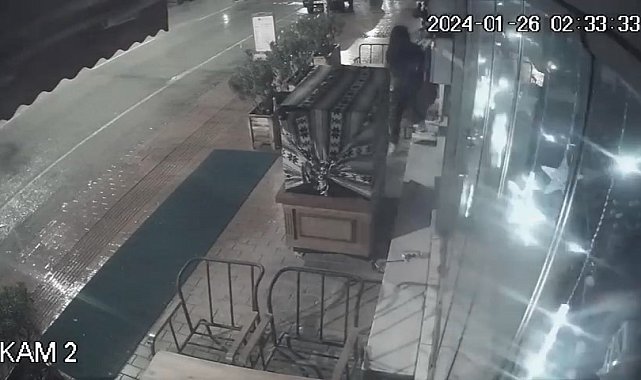 Tezgahtaki tatlıları çalan hırsız dükkan sahibini çileden çıkarttı