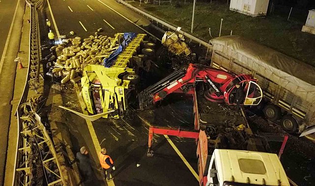 Tır ile kamyon çarpıştı, otoyol trafiğe kapandı