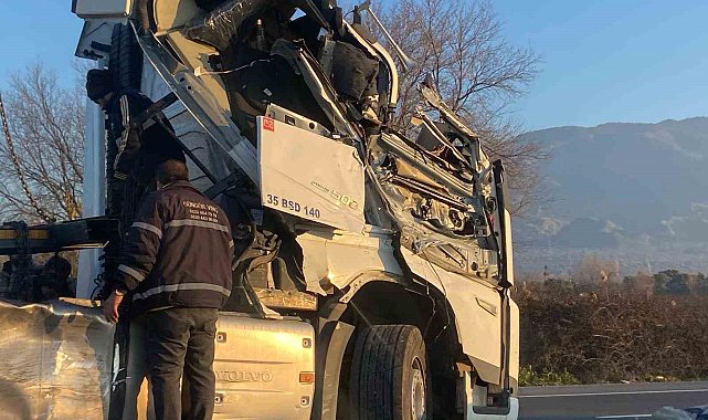 Tırlar çarpıştı, karayolu savaş alanına döndü