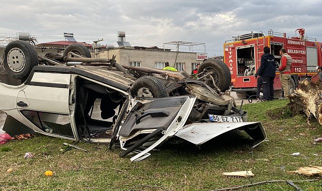 Tofaş'ın hurdaya döndüğü kazada 1'i ağır 3 kişi yaralandı