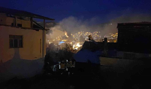 Tokat'ta çatı yangını büyümeden söndürüldü