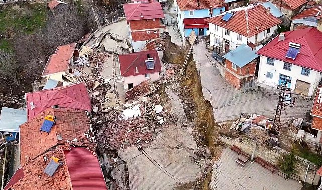 Tokat'ta heyelan felaketinin vurduğu Günebakan köyü dronla havadan görüntülendi