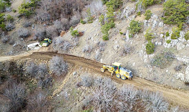 Tokat'ta heyelan nedeniyle ikiye ayrılan köyün ulaşımı için çalışmalar sürüyor