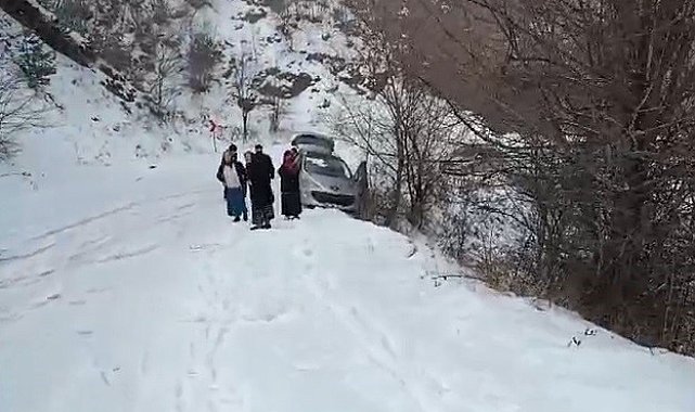 Tokat'ta karlı yolda tır mahsur kaldı, kayan aracı ise uçuruma düşmekten ağaç kurtardı