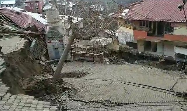 Tokat'ta minaresi düşen cami tamamen yıkıldı