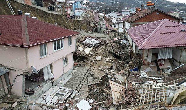 Tokat'ta yıkılan köylerini göz yaşlarıyla izlediler