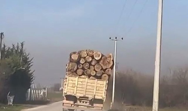 Tomruk yüklü kamyonetin tehlikeli yolculuğu kamerada