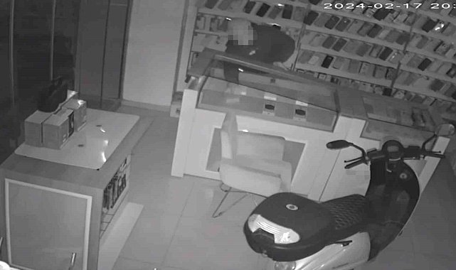 Tornavida ile kapıyı açan kar maskeli hırsız anbean kamerada