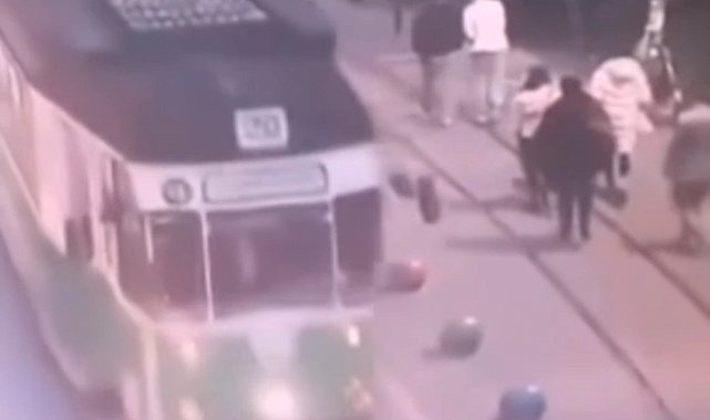 Torununu kurtarmak isterken tramvayın altında kalarak hayatını kaybetmişti... Kaza anının görüntüleri ortaya çıktı