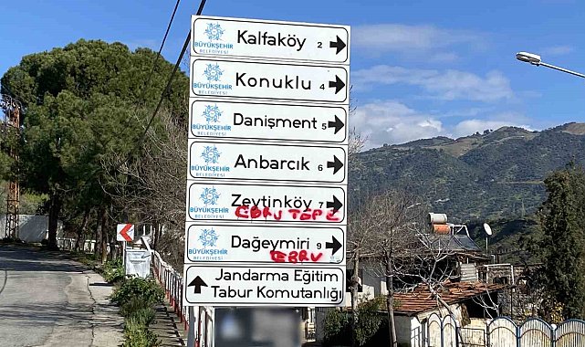 Trafik ve yönlendirme levhaları aşıkların karalama tahtası oldu