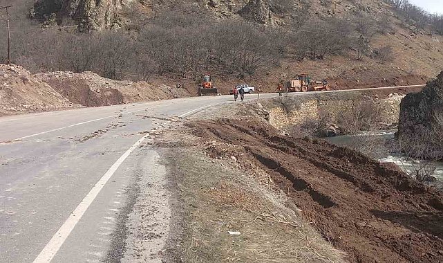 Tunceli'de devrilen tankerden çaya akan bitüm temizlendi