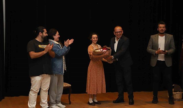 Turgutlu'da 7'den 70'e vatandaşlar tiyatro keyfi yaşadı