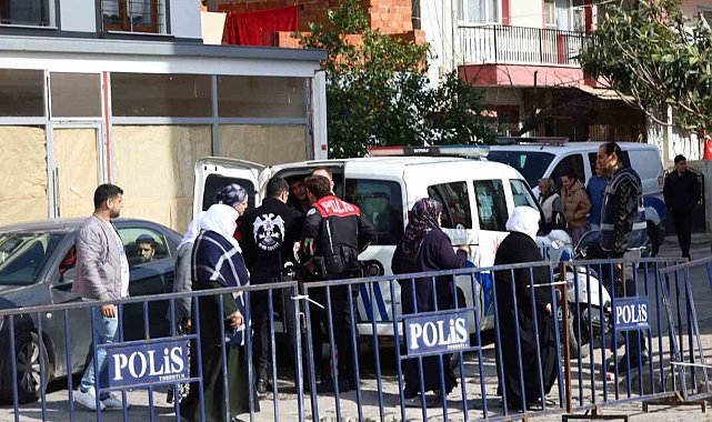 Turgutluspor-Karşıyaka maçı öncesi arbede: 1 polis yaralandı, 2 taraftar gözaltına alındı