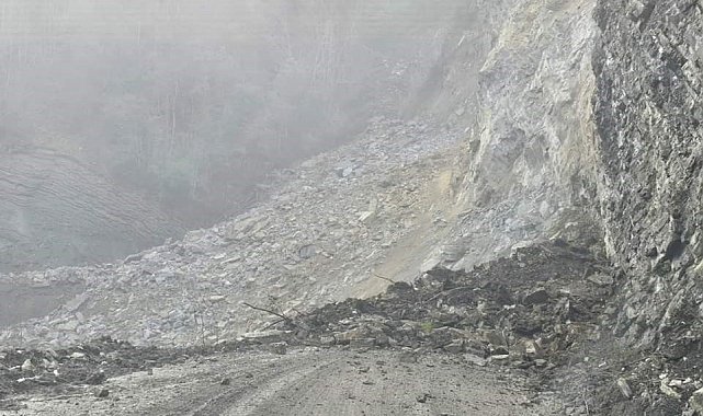 Türkeli'de köy grup yolu ulaşıma kapatıldı