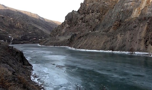 Türkiye'nin en hızlı akan nehri olan Çoruh buz tuttu
