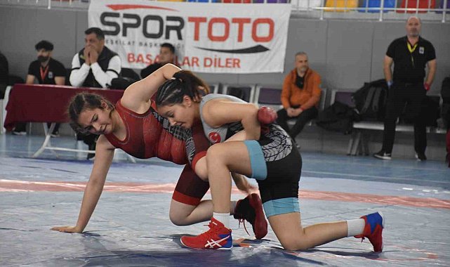 U-17 Kadınlar Güreş Türkiye Şampiyonası başladı