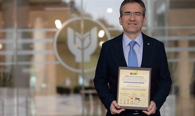 Uluslararası topluluktan "En Seçkin Profesör" ödülü