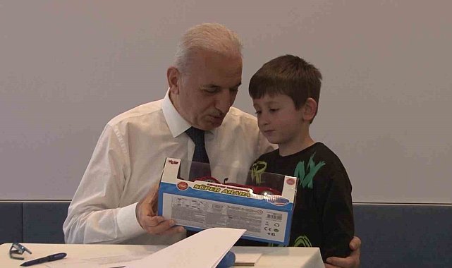 Ümraniye'de Başkan İsmet Yıldırım vatandaşlara çorba ikramında bulundu