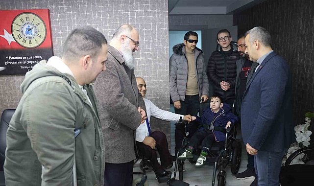 Üniversite öğrencileri ve öğretmenlerinden örnek davranış